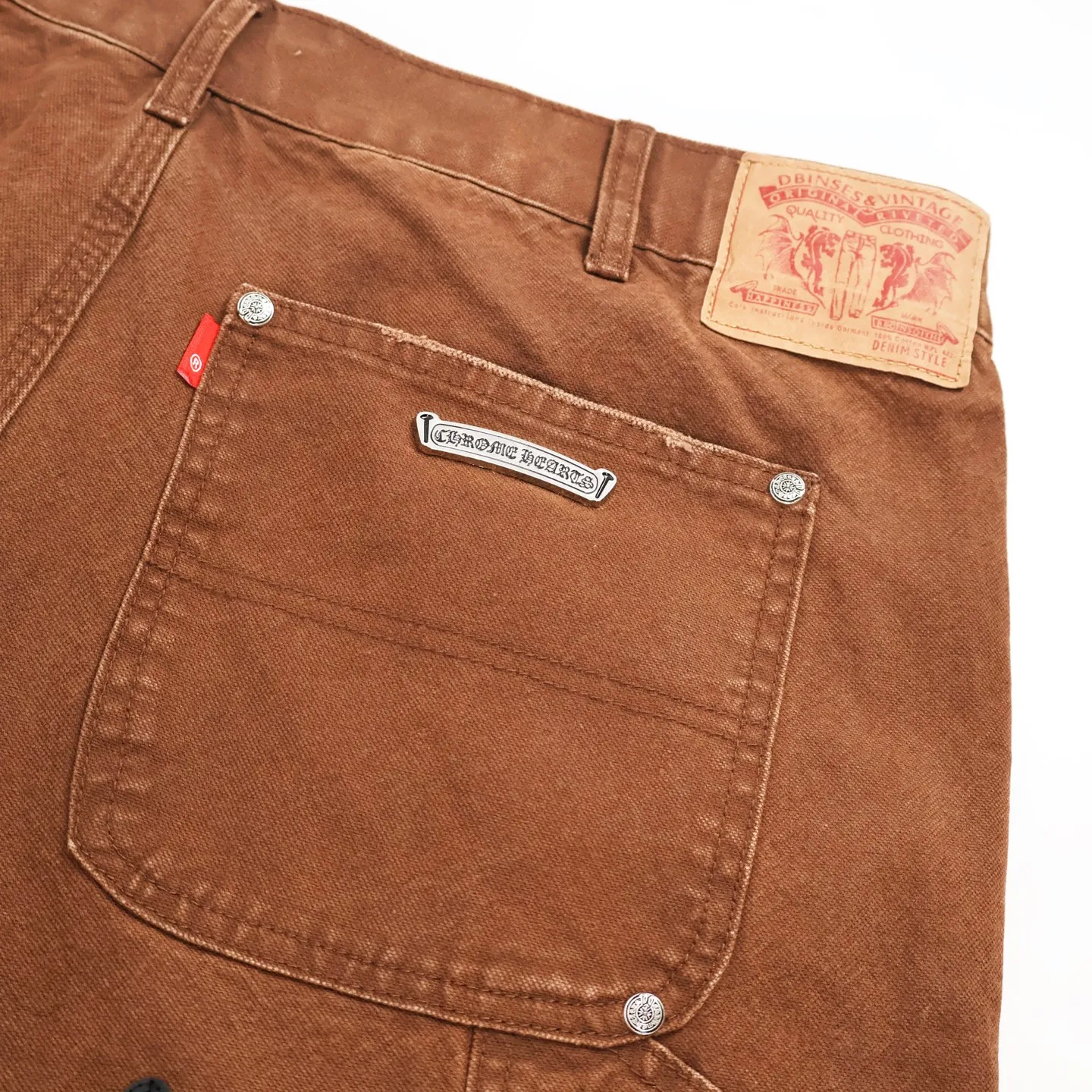 🅿️760 [Exclusive supply] CH Crow Heart Work Jeans are made of twill high-ounce washed denim fabric, exclusive CH-specific logging overalls style (non-Levis Vintage) custom-woven and dyed fabric, and the two-color cross is cowhide + sheepskin (all leather imported from Italy is custom-dyed separately, with consistent texture and no color difference). The stitch length, thread color, and wiring of the car are exactly the same. The inner lining is jacquard, with embroidery on the waist, 925 silver hardware, and heavy-duty washing and manual polishing. Size:30-32-34-36